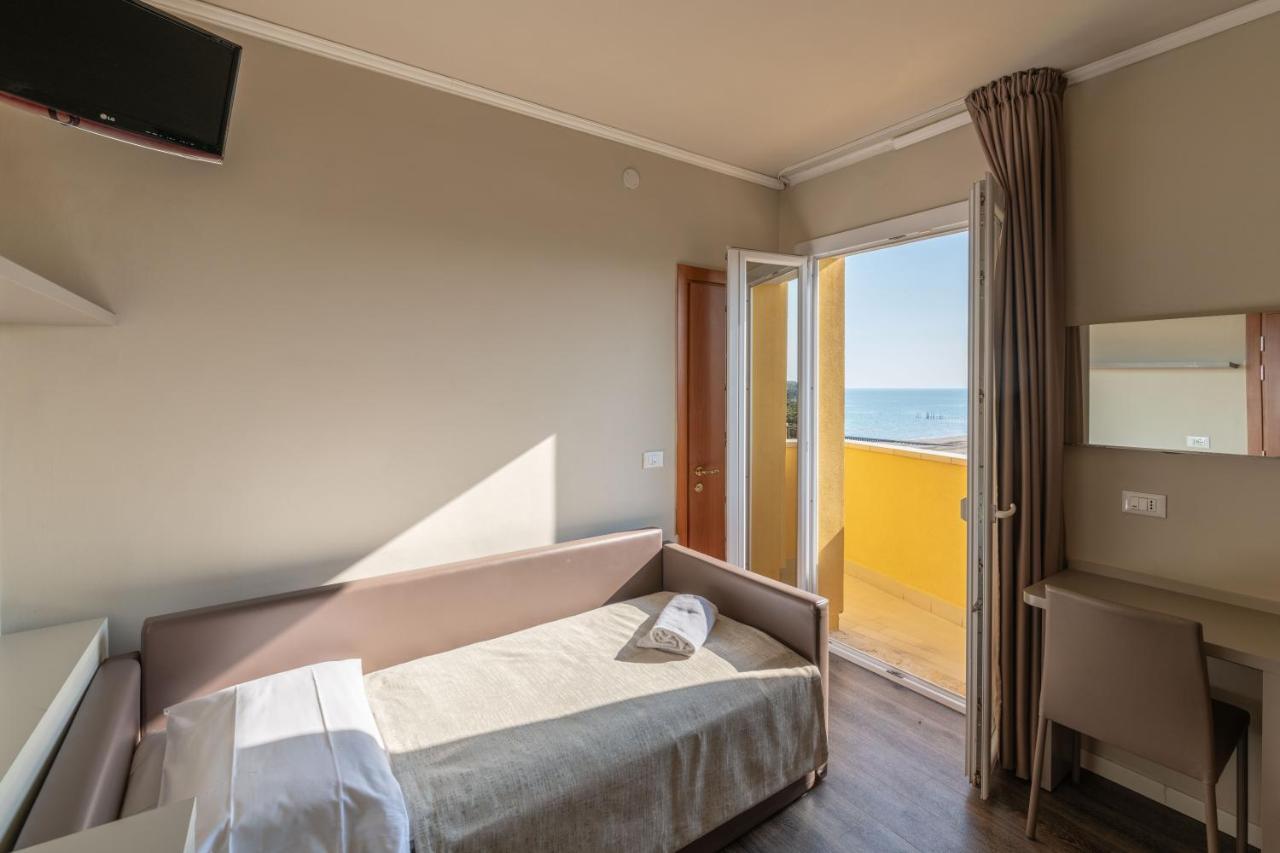 Hotel Mondial Lido di Jesolo Exterior foto