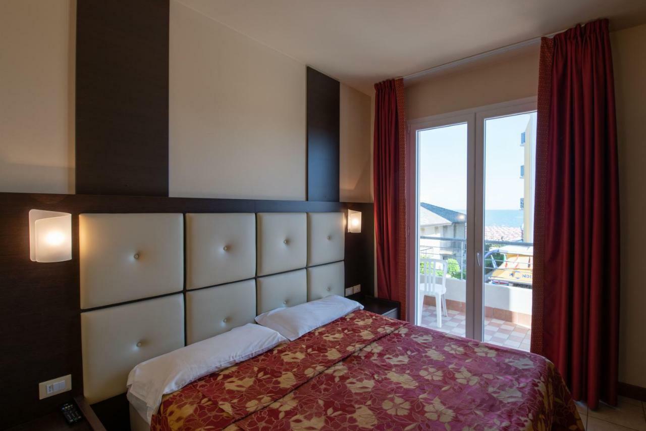 Hotel Mondial Lido di Jesolo Exterior foto
